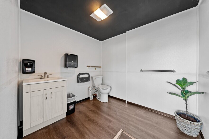 More Photos Of 3102-3104 6th Ave, Tacoma Storefront For Sale