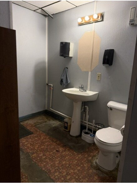 More Photos Of 200 W Buchanan St, Carlinville Warehouse For Sale