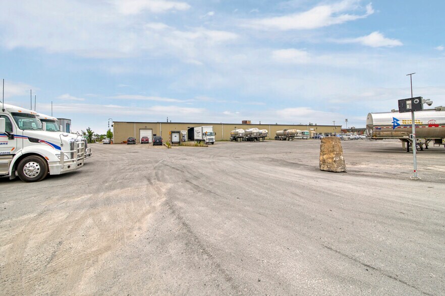 More Photos Of 1265-1325 Rue Industrielle, La Prairie Warehouse For Lease