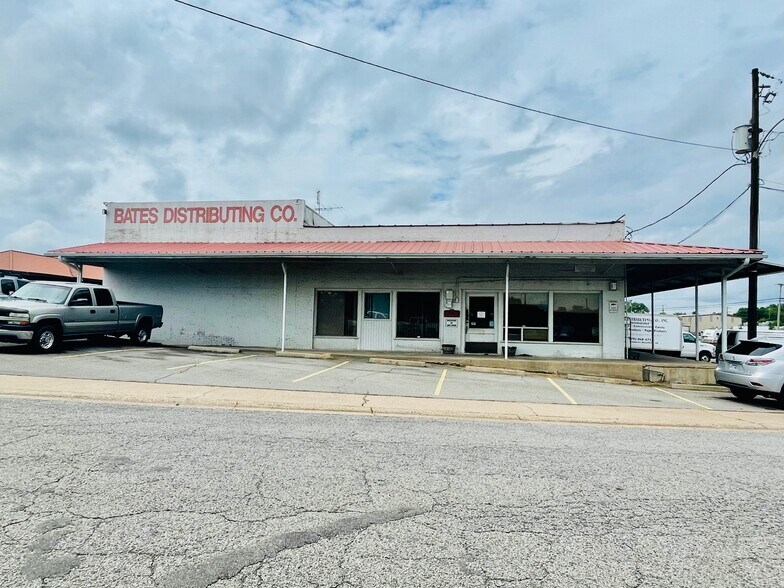 More Photos Of 301 N Commerce Ave, Russellville Warehouse For Sale