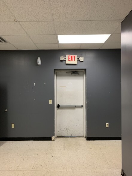 More Photos Of 5550 McFarland Blvd, Northport General Retail For Lease