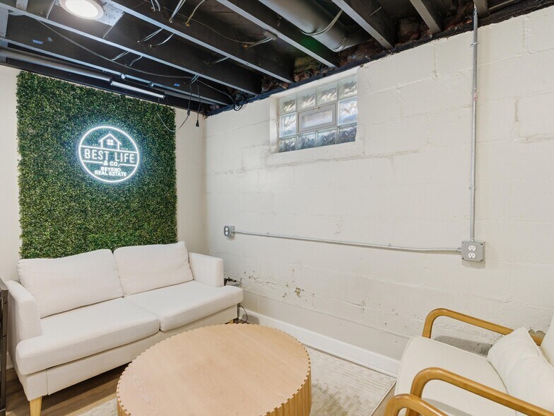 More Photos Of 928 E 11 Mile Rd, Royal Oak Serviced Offices For Lease
