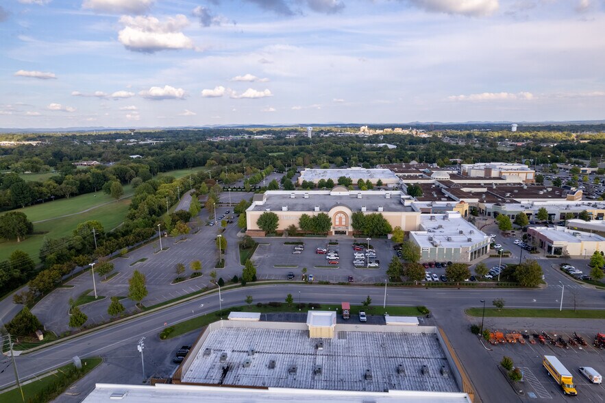 More Photos Of 1720 Old Fort Pky, Murfreesboro General Retail For Sale