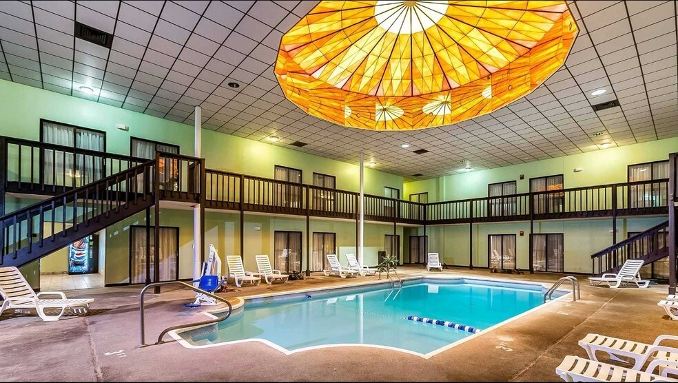 More Photos Of 11 Des Moines Ave, South Hutchinson Hotel For Sale