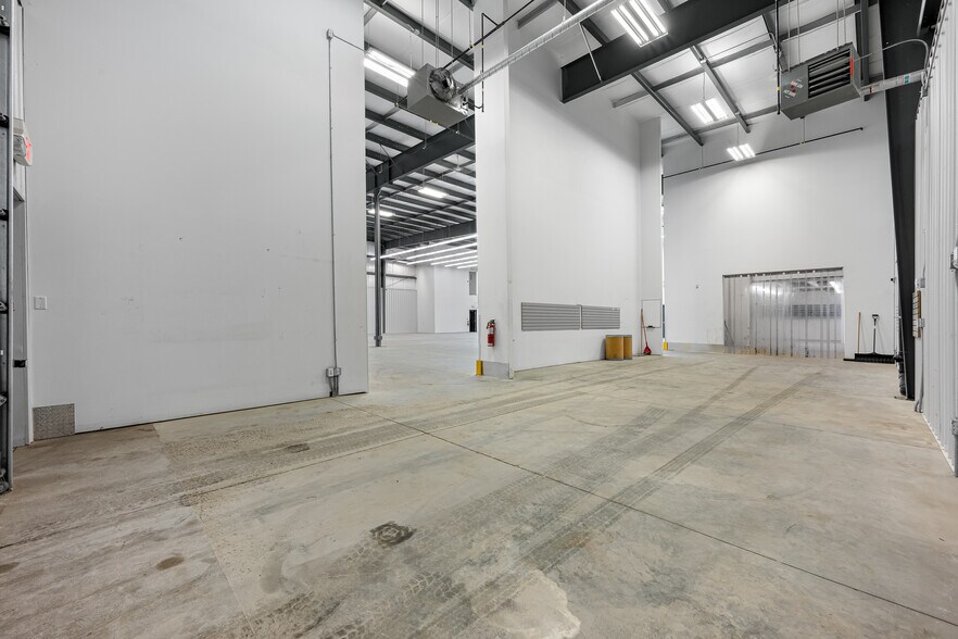 More Photos Of 5267 67 Av, Lloydminster Warehouse For Lease