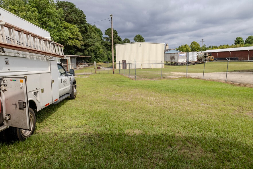 More Photos Of 710 N Walnut St, Fairmont General Retail For Sale