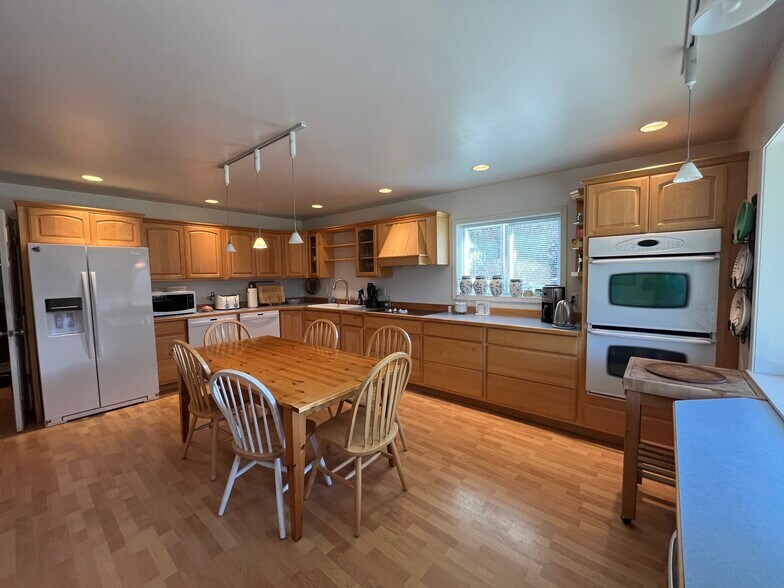 More Photos Of 1004 S Nordic Dr, Petersburg Hotel For Sale