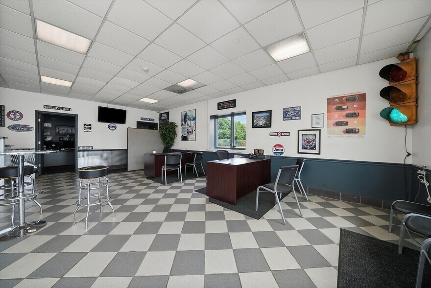 More Photos Of 2920 W 159th St, Markham Freestanding For Sale