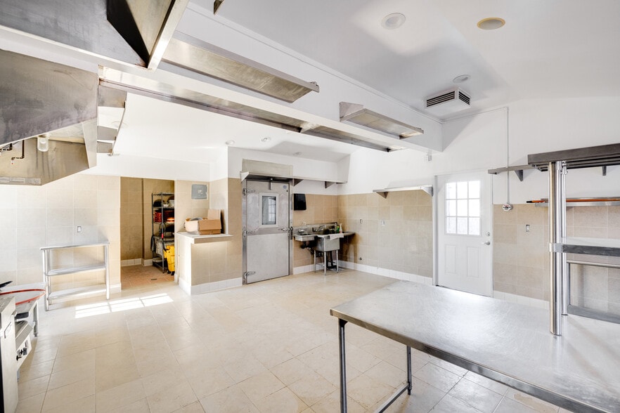 More Photos Of 6500 Foothill Blvd, Tujunga Restaurant For Sale