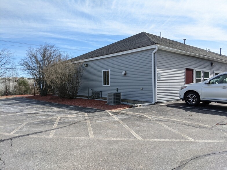 More Photos Of 114 Perimeter Rd, Nashua Light Distribution For Lease