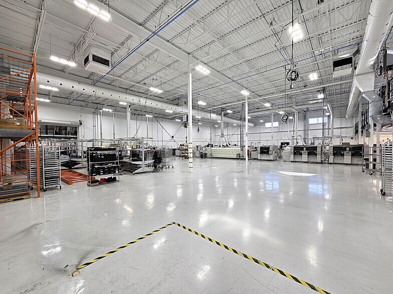 More Photos Of 2222 Boul Dagenais O, Laval Light Distribution For Sale