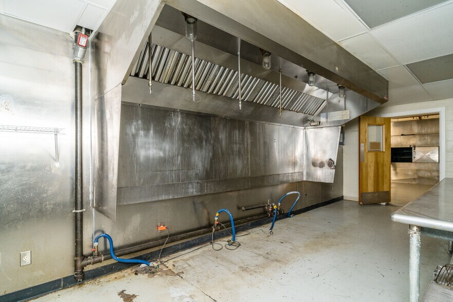 More Photos Of 2323 W Main St, Waynesboro General Retail For Sale