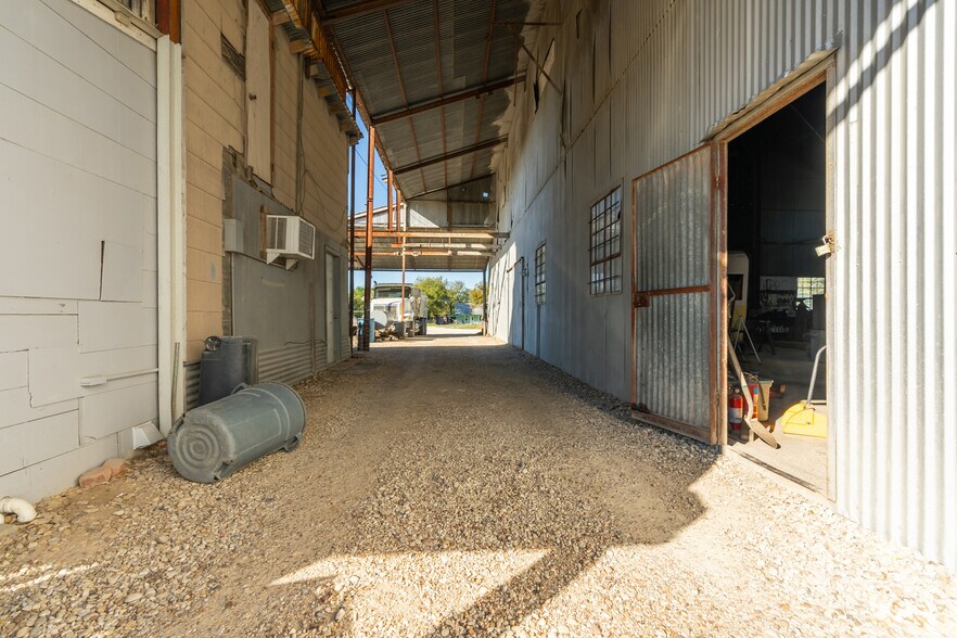 More Photos Of 200 S Wall St, Itasca Warehouse For Sale