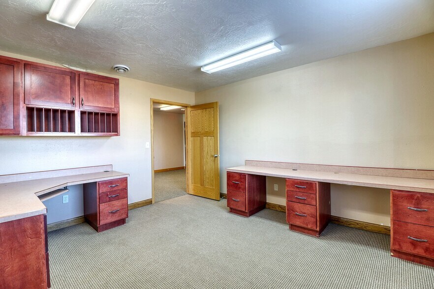 More Photos Of 5402 53rd Ave S, Fargo Auto Repair For Lease