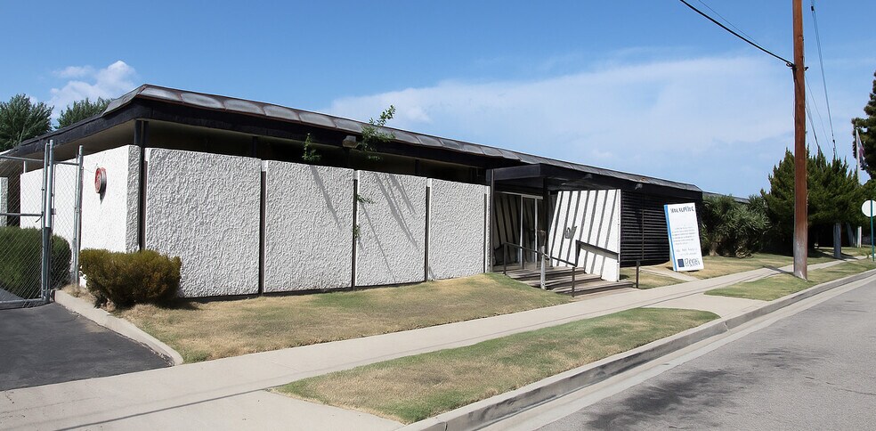More Photos Of 1301-1345 E Lexington Ave, Pomona Warehouse For Sale