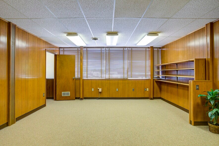 More Photos Of 337 Bluff City Hwy, Bristol Office For Sale