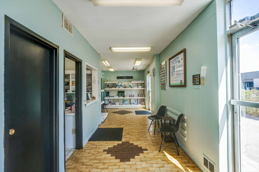 More Photos Of 475 Enfield Rd, Burlington Veterinarian Kennel For Sale