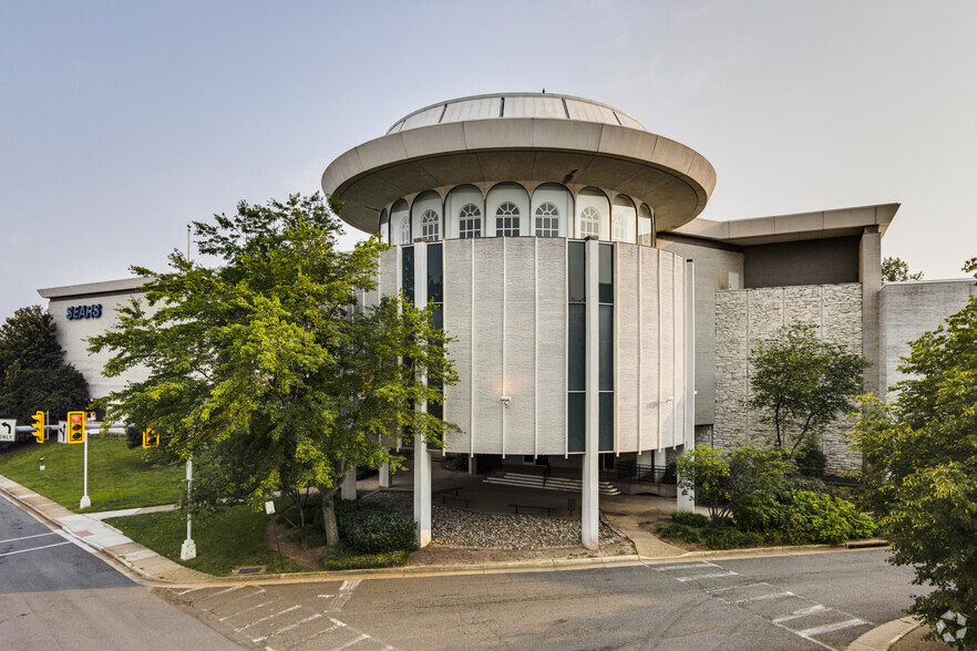 Primary Photo Of 6211 Leesburg Pike, Falls Church Department Store For Lease