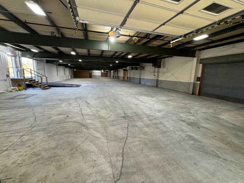 More Photos Of 6704 Pingree Rd, Crystal Lake Manufacturing For Lease