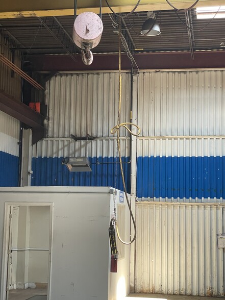 More Photos Of 9129 Euclid Ave, Manassas Warehouse For Lease