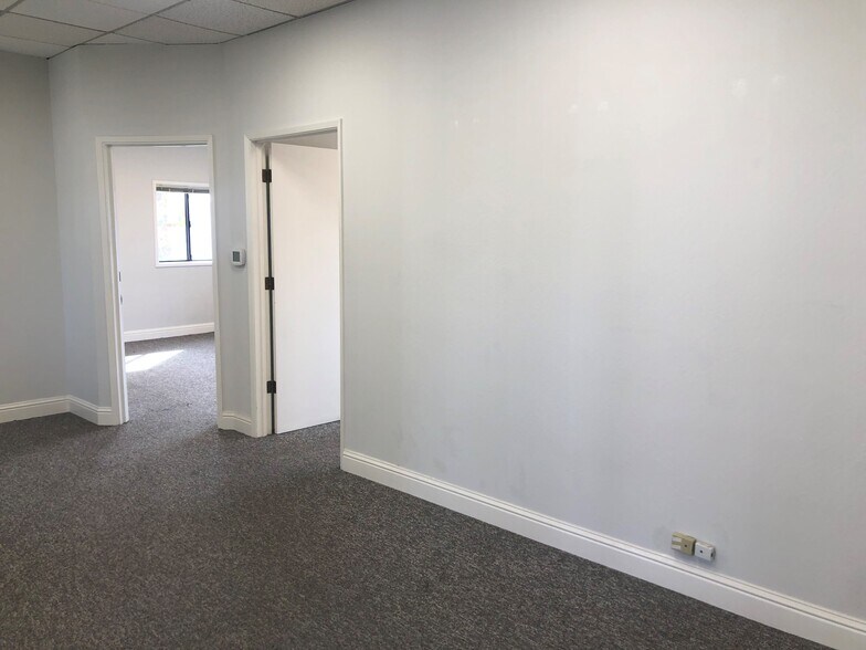 More Photos Of 2100 Embarcadero, Oakland Office For Lease