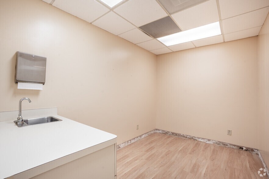 More Photos Of 17323 Red Oak Dr, Houston Office For Sale