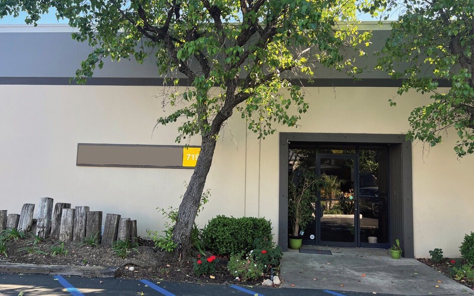 More Photos Of 715 W Woodbury Rd, Altadena Warehouse For Lease