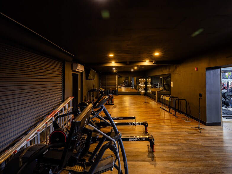 More Photos Of 321 S Persimmon St, Tomball Manufacturing For Lease