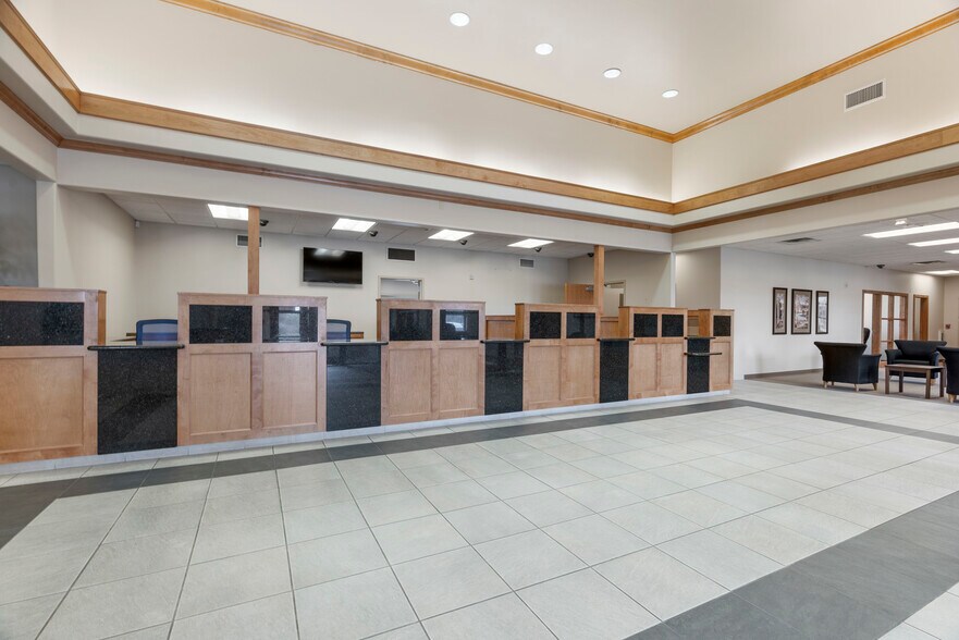 More Photos Of 7447 Riverside Pky, Tulsa Bank For Lease