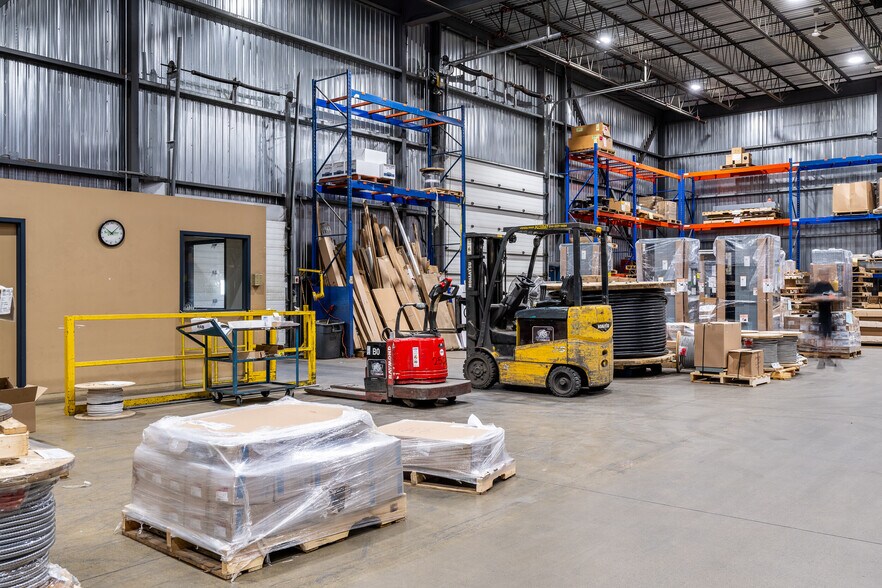 More Photos Of 5780 Rue Ontario E, Montréal Warehouse For Sale