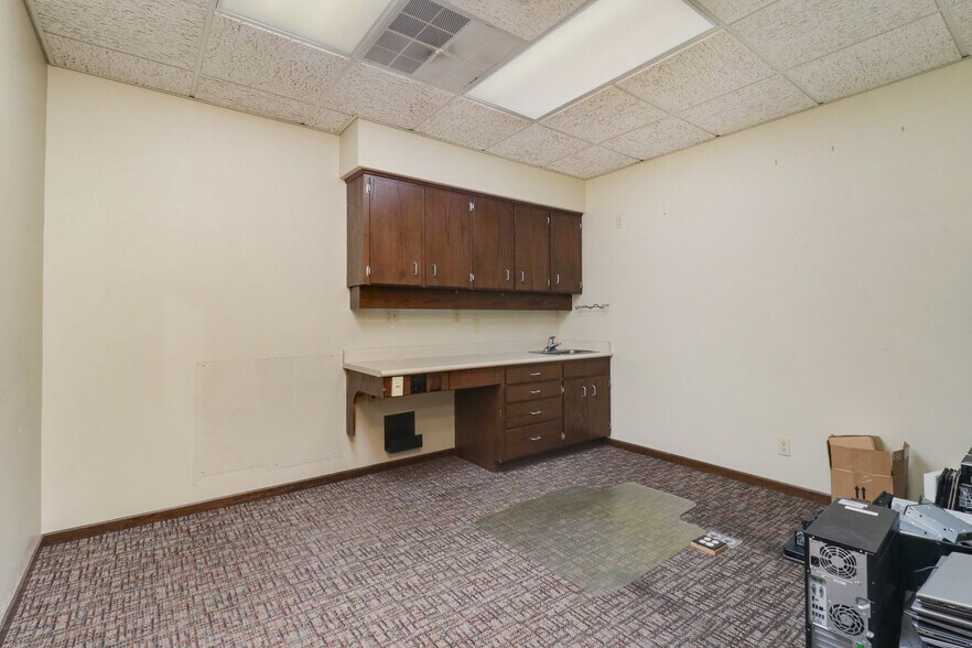 More Photos Of 725 S 14th St, Pekin Medical For Sale