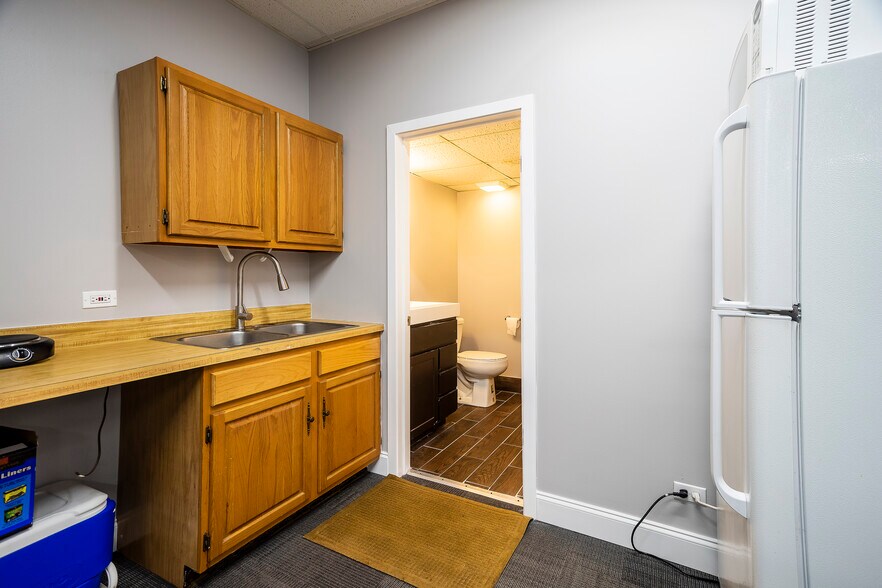 More Photos Of 951 N Plum Grove Rd, Schaumburg Office For Lease