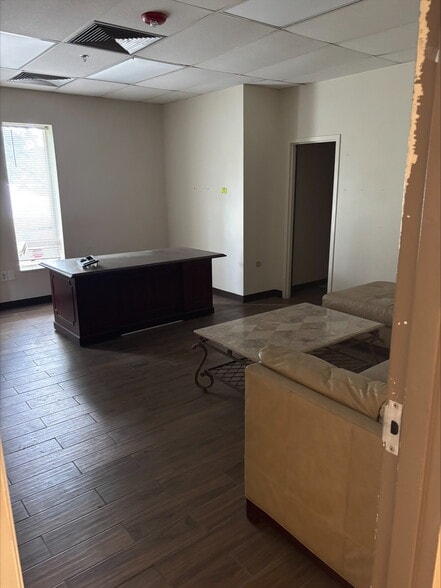 More Photos Of 200 Park Ave, Newberry Warehouse For Lease