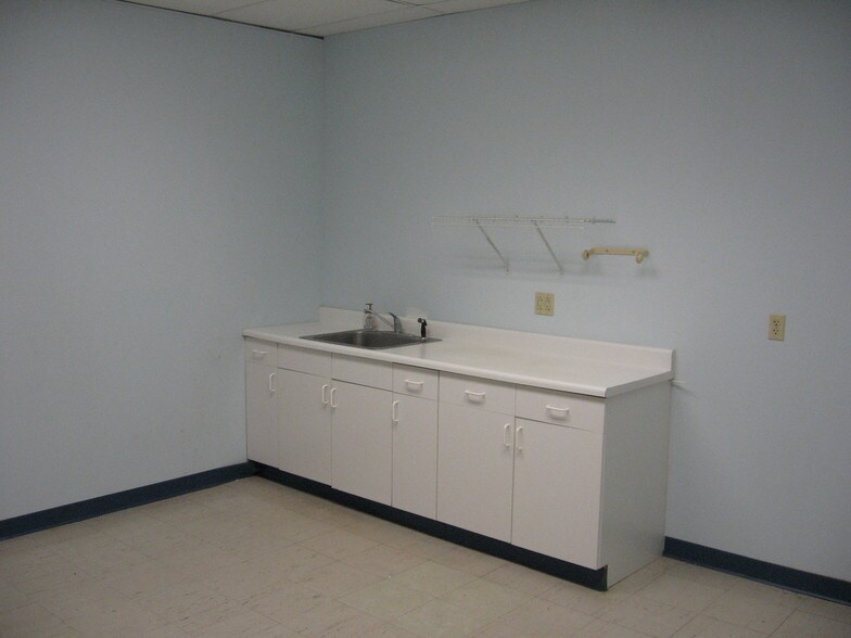 More Photos Of 76 Progress Dr, Stamford Research And Development For Lease