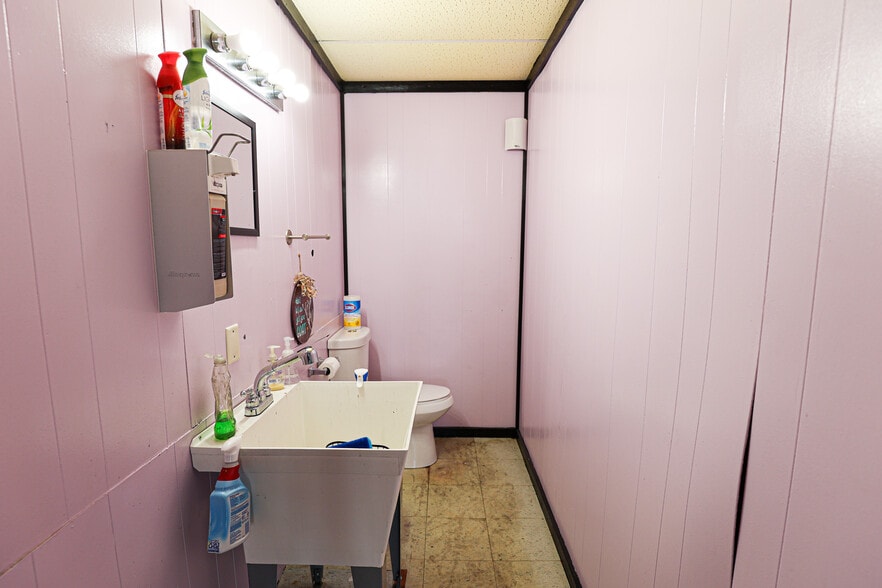 More Photos Of 430 US-62 E, Eddyville Auto Repair For Sale