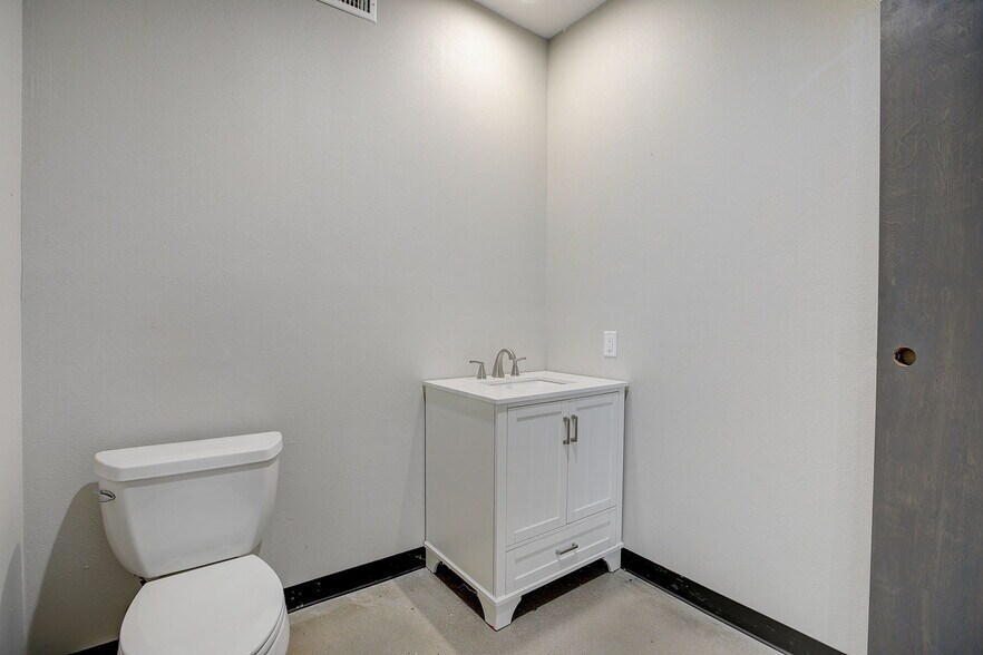 More Photos Of 1069 County Road 264, Bertram Unknown For Lease