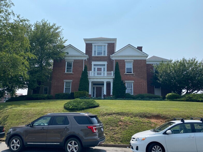 More Photos Of 29 Ravenscroft Dr, Asheville Office For Lease