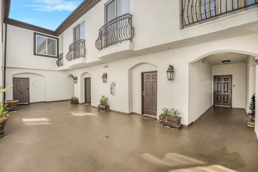 More Photos Of 5330 Satsuma Ave, North Hollywood Apartments For Sale