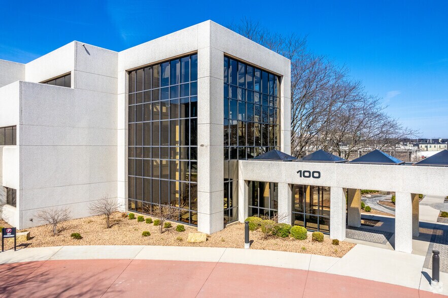 More Photos Of 100 E Grand Ave, Des Moines Office For Lease