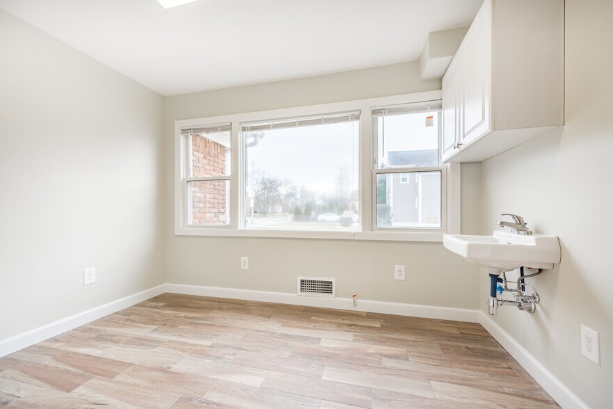 More Photos Of 2276 S Merrick Ave, Merrick Medical For Lease