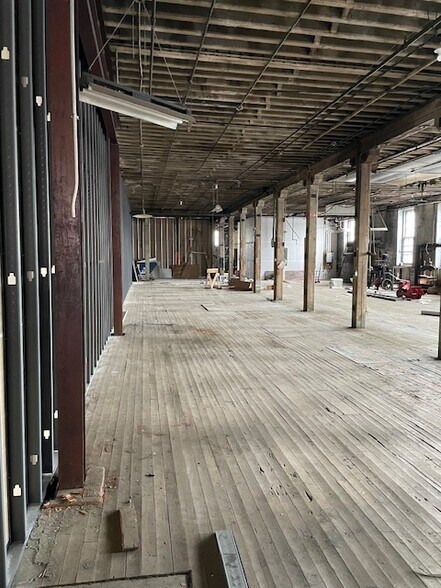 More Photos Of 5039-5045 W Lake St, Chicago Manufacturing For Lease