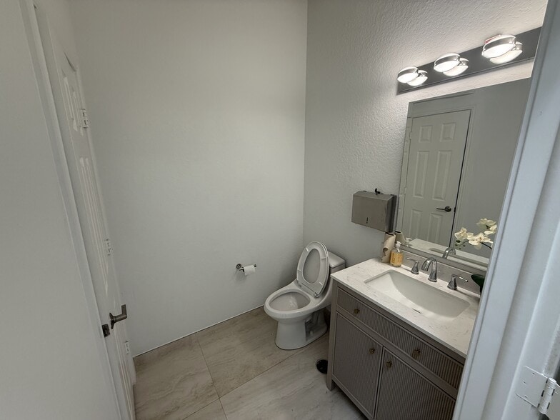 More Photos Of 12350-12360 Wiles Rd, Coral Springs Warehouse For Lease