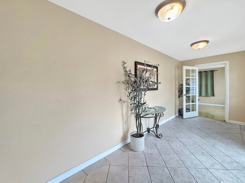 More Photos Of 7736 Sugar Dr, Huntington Beach Apartments For Sale