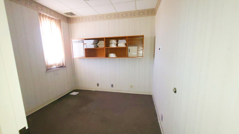 More Photos Of 710 W 8th St, Fort Scott Office For Sale