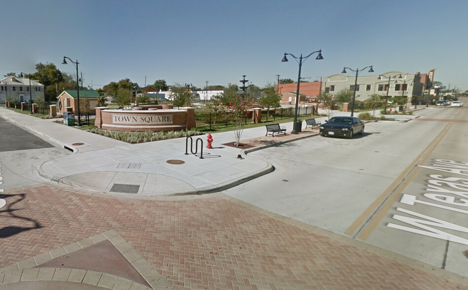 More Photos Of 302 W Defee Ave, Baytown Specialty For Sale