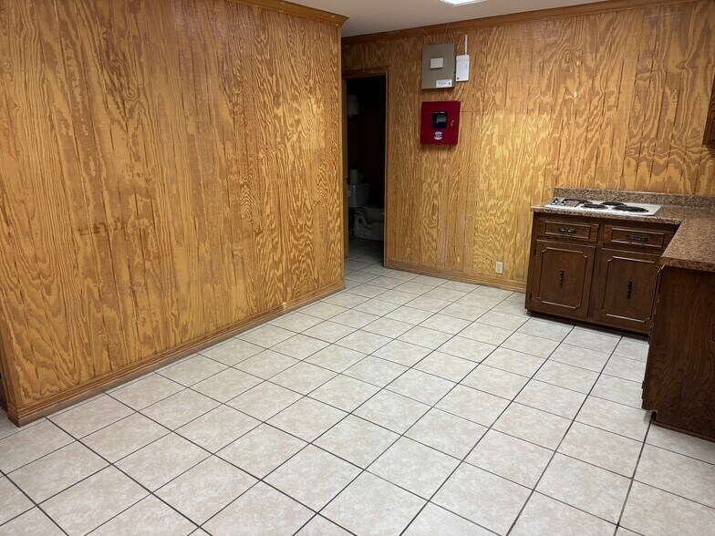 More Photos Of 4745 Fannett Rd, Beaumont Industrial For Lease