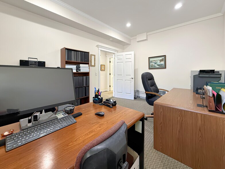 More Photos Of 624 Fleet St, Brookings Office For Sale