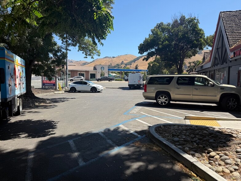 More Photos Of 38003 Mission Blvd, Fremont Storefront For Lease