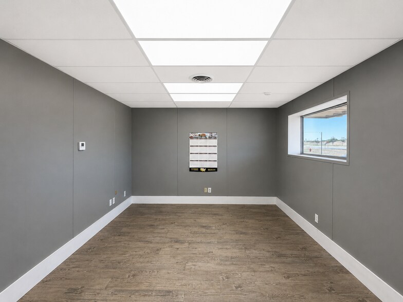 More Photos Of 2006 Kings Hwy, Snyder Service For Lease