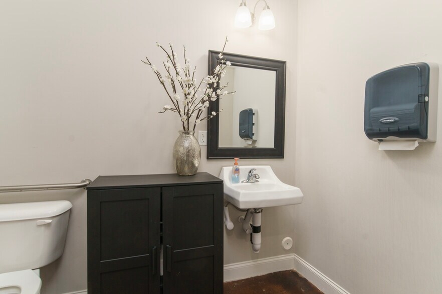 More Photos Of 3844 Clemmons Rd, Clemmons Medical For Lease